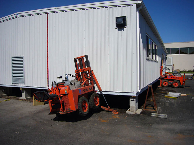 Buildings are raised with a hydraulic lifting system